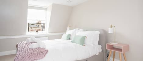 Main bedroom, features a king sized bed – crisp white linen and fluffy towels are included.