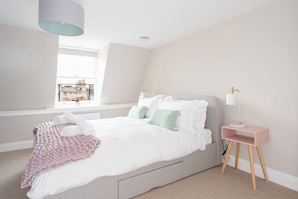 Main bedroom, features a king sized bed – crisp white linen and fluffy towels are included.