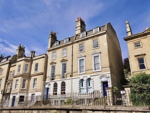 The house is located in the Walcot area of Bath, also known as the Artisan Quarter – for good reason – its boutique shops and artisan eateries sit alongside public works of art on walls and curb sides adding to the inspiring feel.