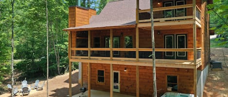 New Cabin Tucked Away in the Forest with Many Amenities