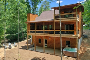 New Cabin Tucked Away in the Forest with Many Amenities