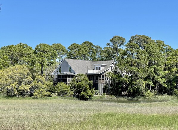 Secluded 4 bedroom/4 bath home on a salt water lagoon-5 mins walk to beach!