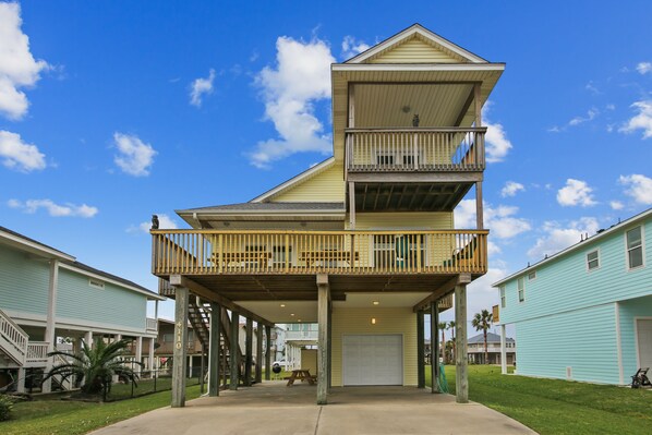 Welcome to Sunflower Surf! - From the moment you pull into the driveway, you’ll know that you’ve booked your vacation stay someplace special.