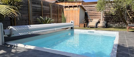 Piscine 2.5mx4m
Chaude naturellement de mi-avril à octobre