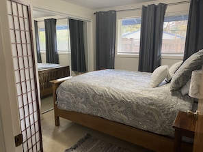 Bedroom with Queen Size Bed