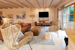Repräsentativ- Das Wohnzimmer verbindet Eleganz mit einer guten Portion Gemütlichkeit