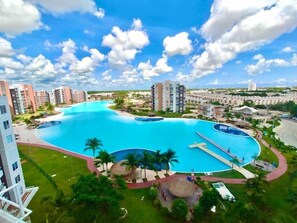 Largest Pool Ever. Pool view, Amazing pool. 
La alberca más grande que vas a ver. Increible con vista a la alberca. 