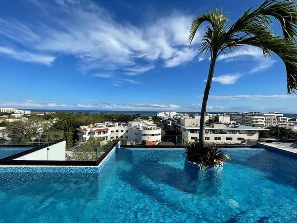 Increible alberca con vista al mar caribe. Amazing pool with ocean view.