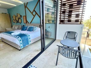 Balcón con mesa y sillas