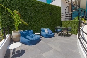 Sillones y sillas para disfrutar del sol en el roof