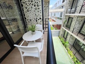Balcón con mesa y sillas