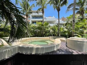 Area de alberca con jacuzzi