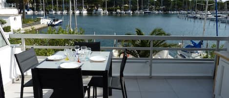 Terrasse vue port de plaisance appartement grau du roi