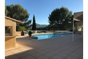 PoolHouse et pergola , du petit déjeuner au dîner  vue  dégagée sur les collines