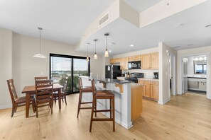 11-web-or-mls-15100  Front Beach Road 603-6
