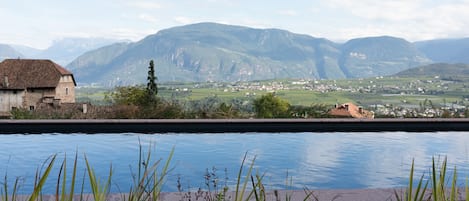 Bio Pool etwas oberhalb des Appartements mit Dolomitenblick  