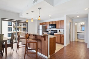 7-web-or-mls-15100-front-beach-rd-11361138