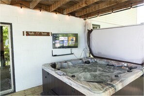Hot tub for 6 ppl and Smart TV to enjoy! Hooks for towels, shelves for drinks!!
