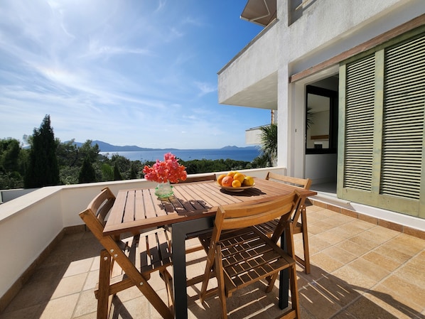 Terrasse sur la piscine et sur la mer