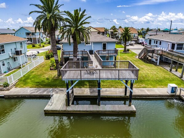 Home situated right on the canal 