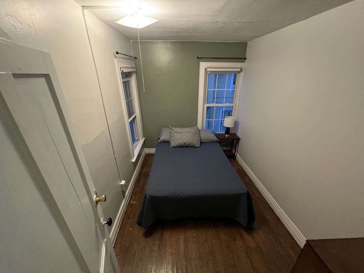 Spacious 6BD/2BA Colonial Style House – DT Geneva
