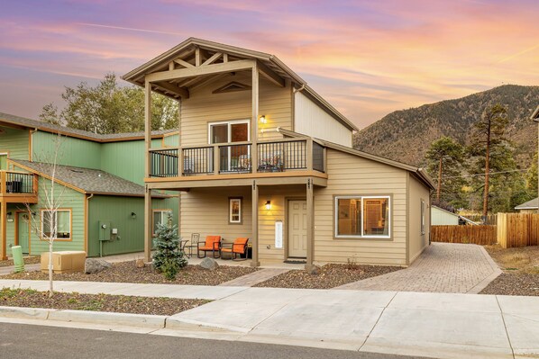 3 bedroom/ 3 bath with Mountain View’s!