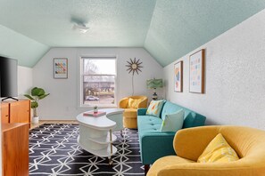 The house was exactly as described, clean and nicely decorated. If you are looking for a house that is walkable to downtown Traverse City and West End beach, this is a perfect location.

-Daniel September 2023