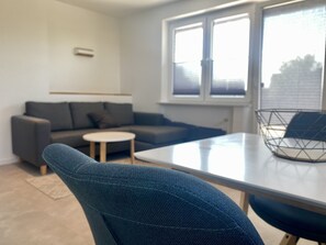 Ferienwohnung Strandkorb mit 50qm, 1 Schlafzimmer, max. 2 Personen-Wohnzimmer mit Essbereich