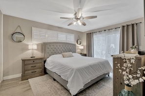 Master: King Bed w/ en suite bathroom & sliding door leads to outdoor space. TV