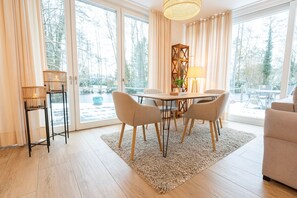Wohnzimmer mit Essbereich