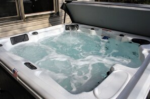 New 6 person hot tub! Installed May 2022
