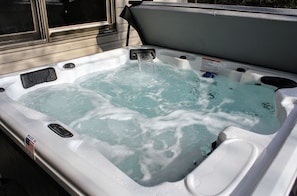 New 6 person hot tub! Installed May 2022