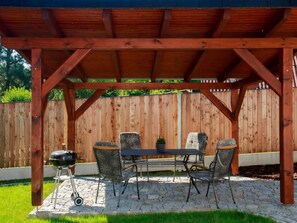 Meubles, Chaise, Bâtiment, Plante, Ombre, Porche, Arbre, Bois, Mobilier De Jardin, Chalet