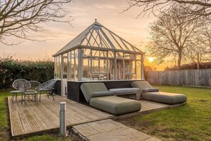 Homestead, Southrepps: Garden bar and table tennis table