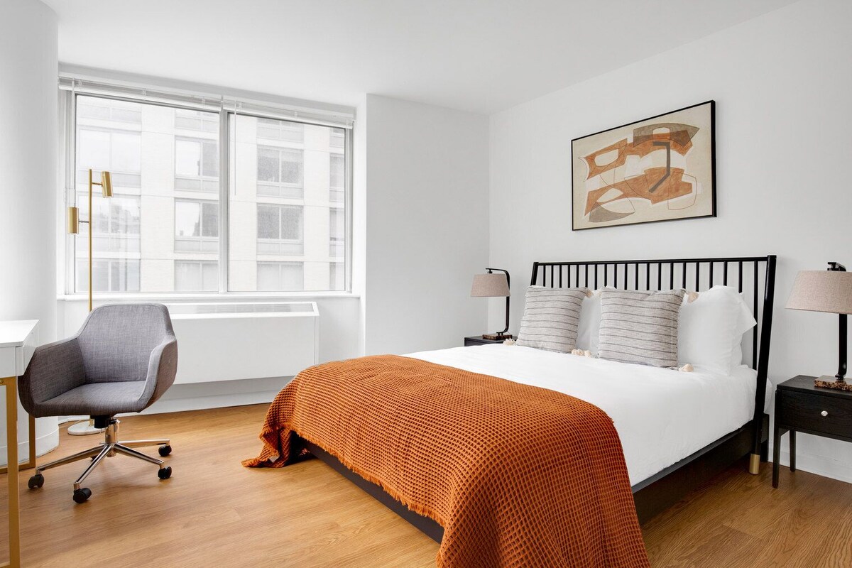 Chic UWS 2BR w/ Gym, Elevator & DM, near Lincoln Center, by Blueground