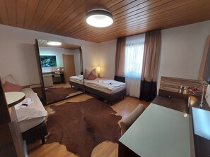 Ferienwohnung 1.OG (45 qm) für bis zu 5 Personen mit Smart-TV und Wellnessdusche
