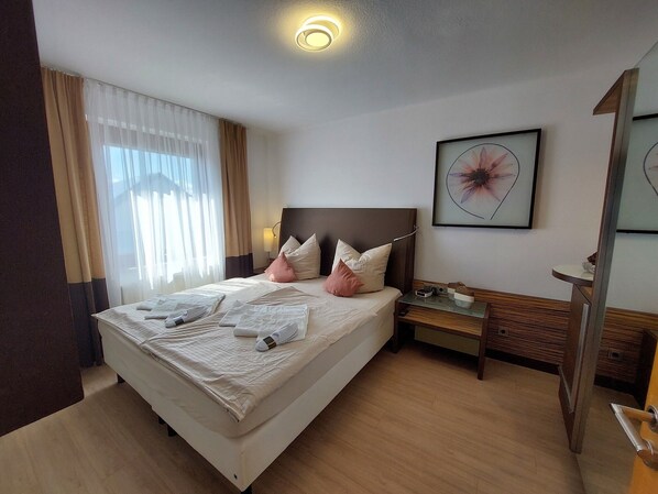 Ferienwohnung 1.OG (45 qm) für bis zu 5 Personen mit Smart-TV und Wellnessdusche