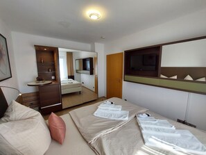 Ferienwohnung 1.OG (45 qm) für bis zu 5 Personen mit Smart-TV und Wellnessdusche