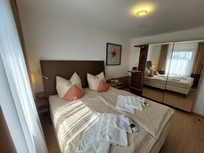 Ferienwohnung 1.OG (45 qm) für bis zu 5 Personen mit Smart-TV und Wellnessdusche