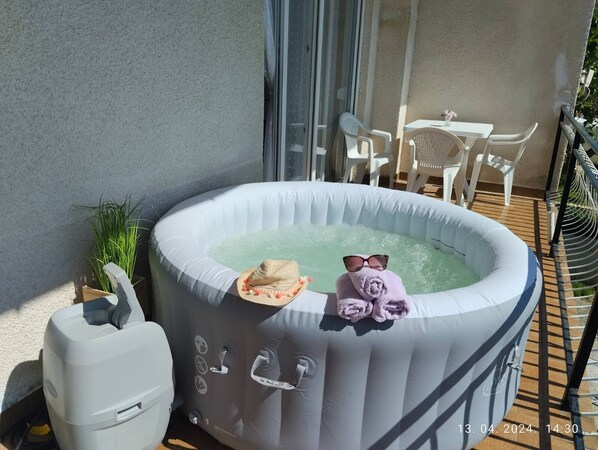 Outdoor spa tub