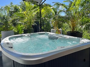 Outdoor spa tub