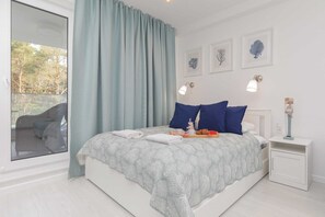 Bright studio with a double bed. TV and access to the balcony.