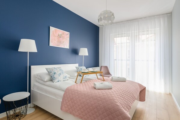 Modern bedroom with a comfortable double bed.