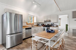 SH24: Aloha on the Atlantic | Dining Area and Kitchen