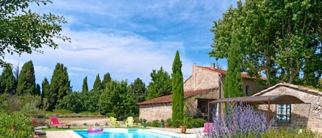 Provence-cool, gite de 50 m² suer 4 000m² clos et arborés avec piscine de 10m x 