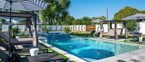 Unwind in Style: Arcadia's Premier Backyard - Pickleball, Spa, and Fireside Bliss!