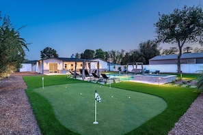 Pickleball, Spa, Firepit: Elevate Your Outdoor Living in Arcadia's Finest Backyard!