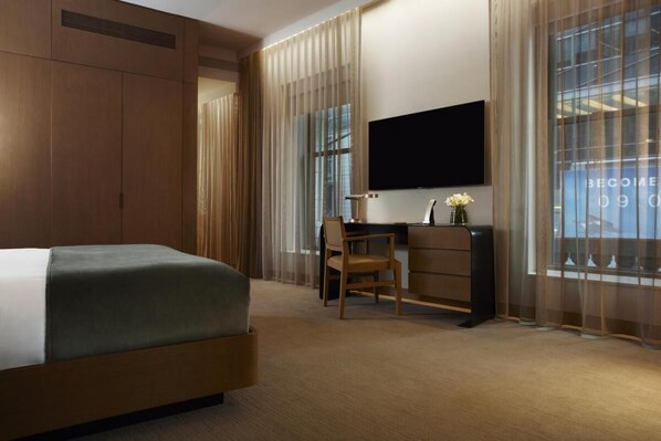 King size bed, large and spacious master-bedroom with a King size bed and flat screen TV.