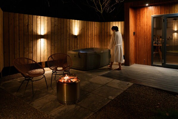 Hot Tub / whirlpool bath (Outdoor)