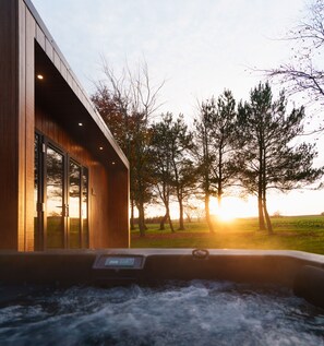 Hot Tub / whirlpool bath (Outdoor)